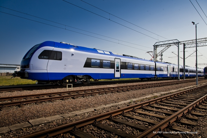 Pierwszy pociąg FLIRT3 jest już testowany na specjalnym torze doświadczalnym Instytutu Kolejnictwa w Żmigrodzie